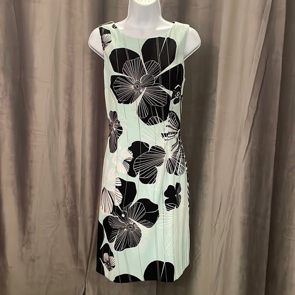 connected apparel Dresses & Skirts - Floral fitted sheath dress. Size 8.